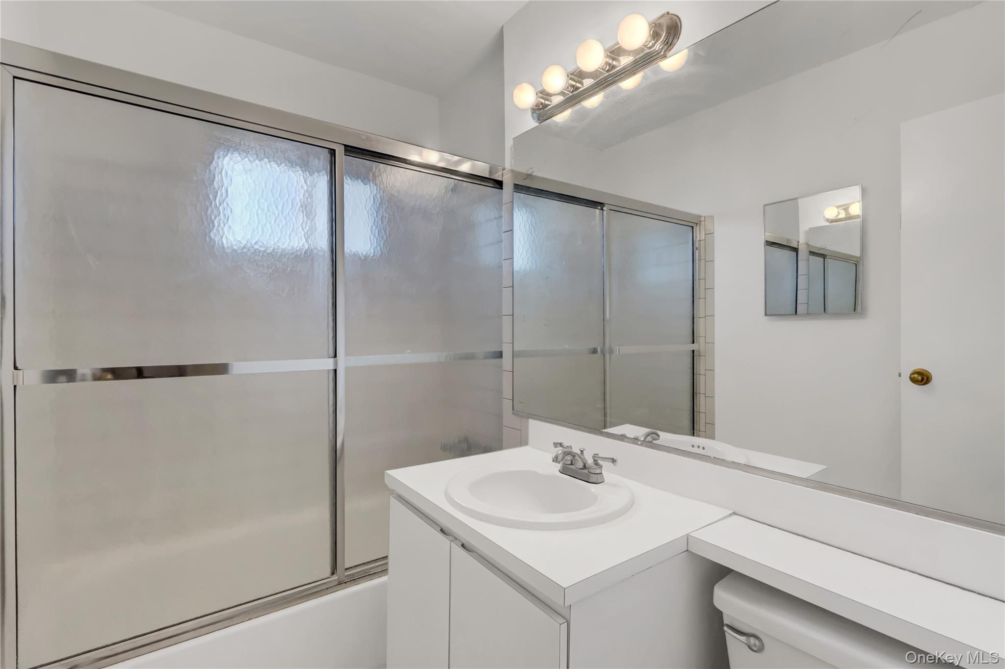 742 Deer Park Avenue # 8B, North Babylon, NY 11703