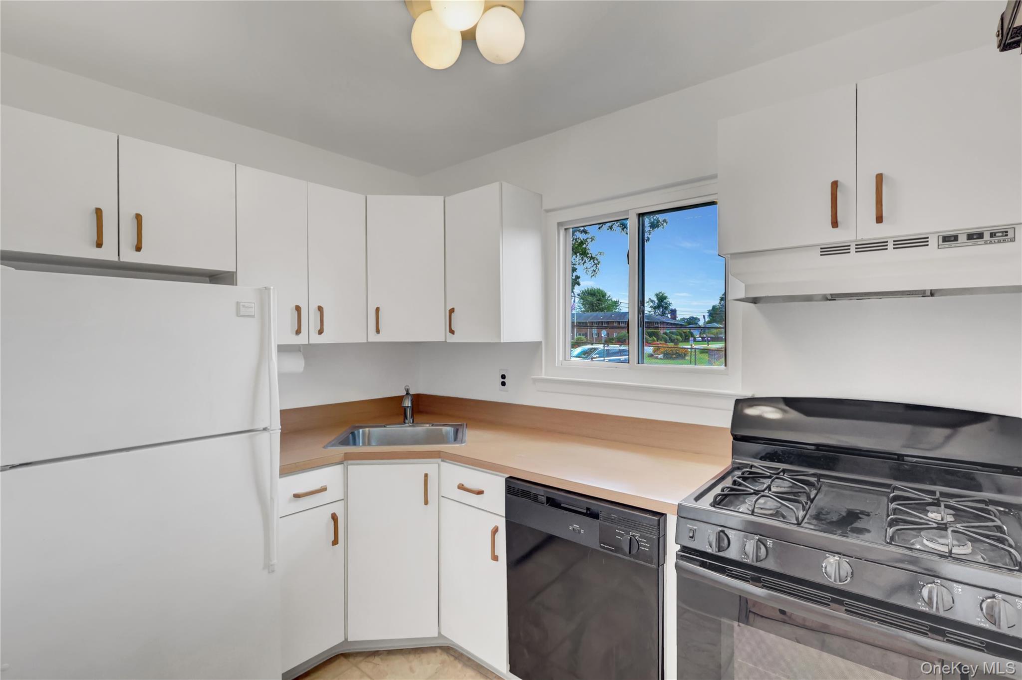 742 Deer Park Avenue # 8B, North Babylon, NY 11703