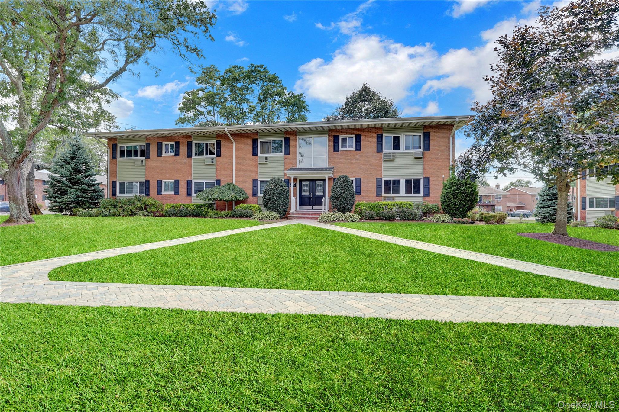 742 Deer Park Avenue # 8B, North Babylon, NY 11703