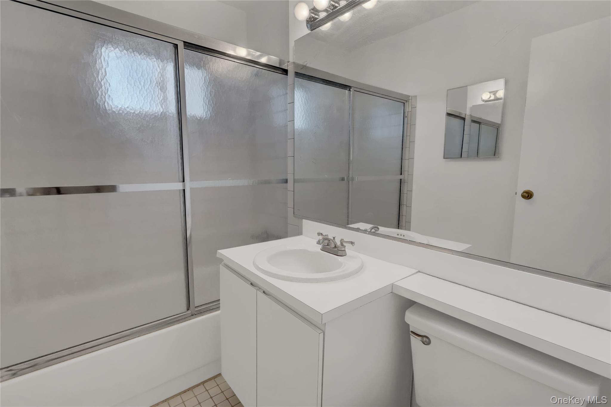 742 Deer Park Avenue # 8B, North Babylon, NY 11703