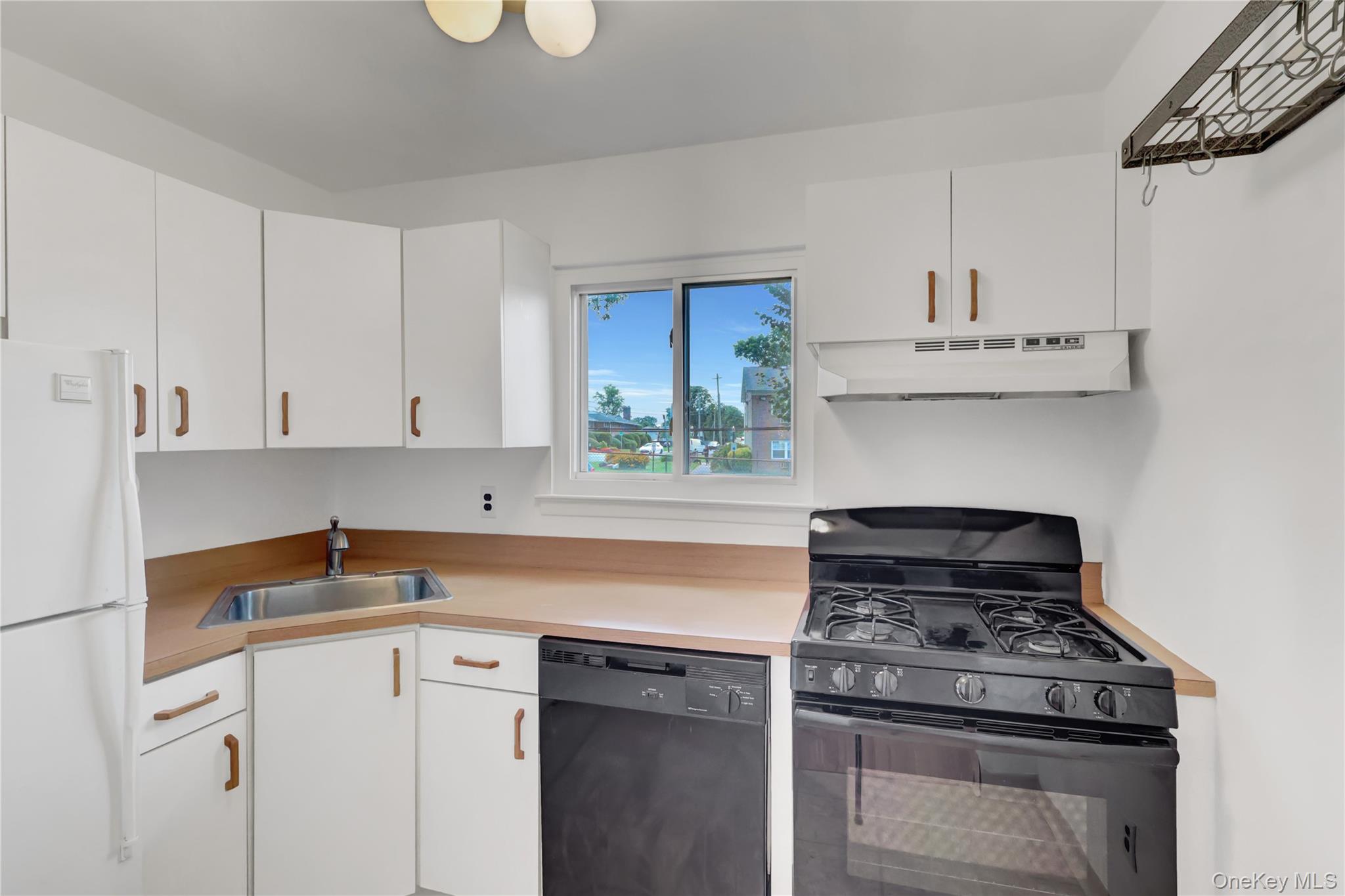 742 Deer Park Avenue # 8B, North Babylon, NY 11703