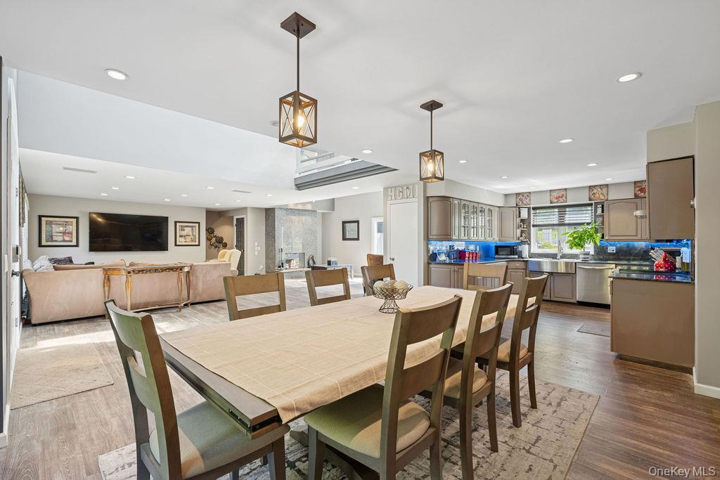 30 Lone Oak Path, Smithtown, NY 11787