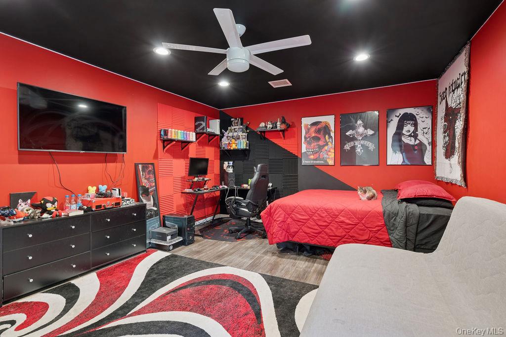 30 Lone Oak Path, Smithtown, NY 11787