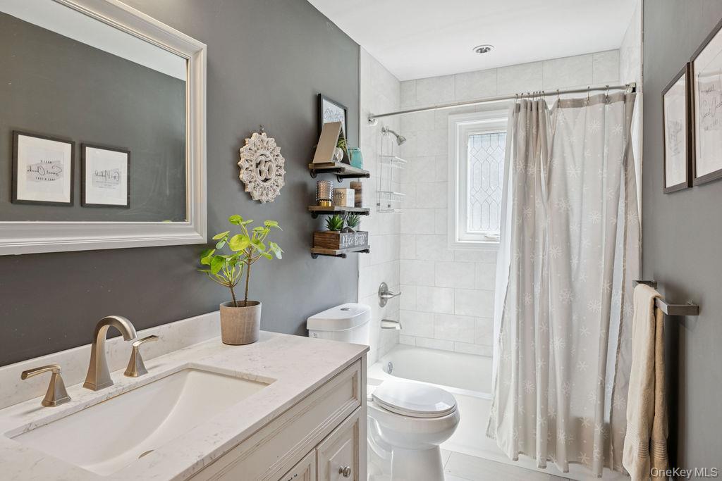 30 Lone Oak Path, Smithtown, NY 11787