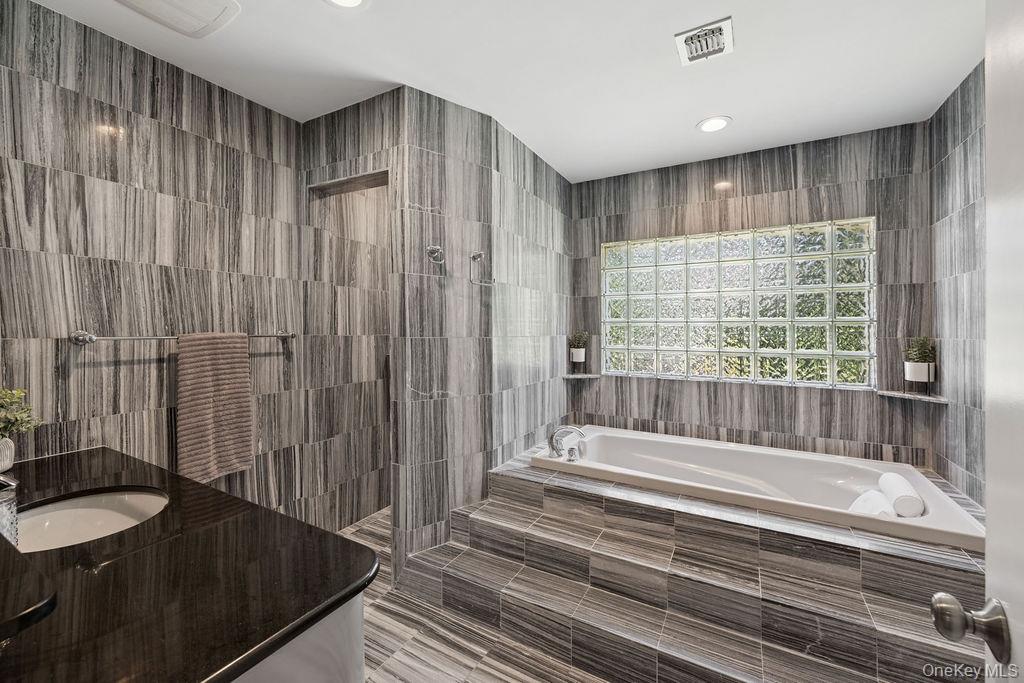 30 Lone Oak Path, Smithtown, NY 11787