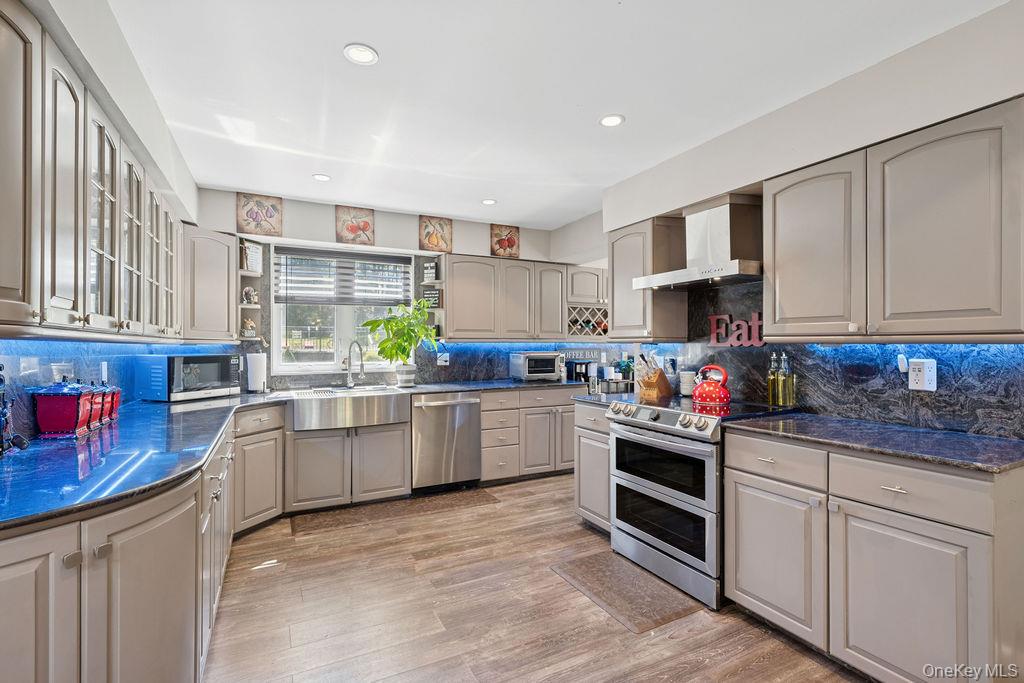 30 Lone Oak Path, Smithtown, NY 11787