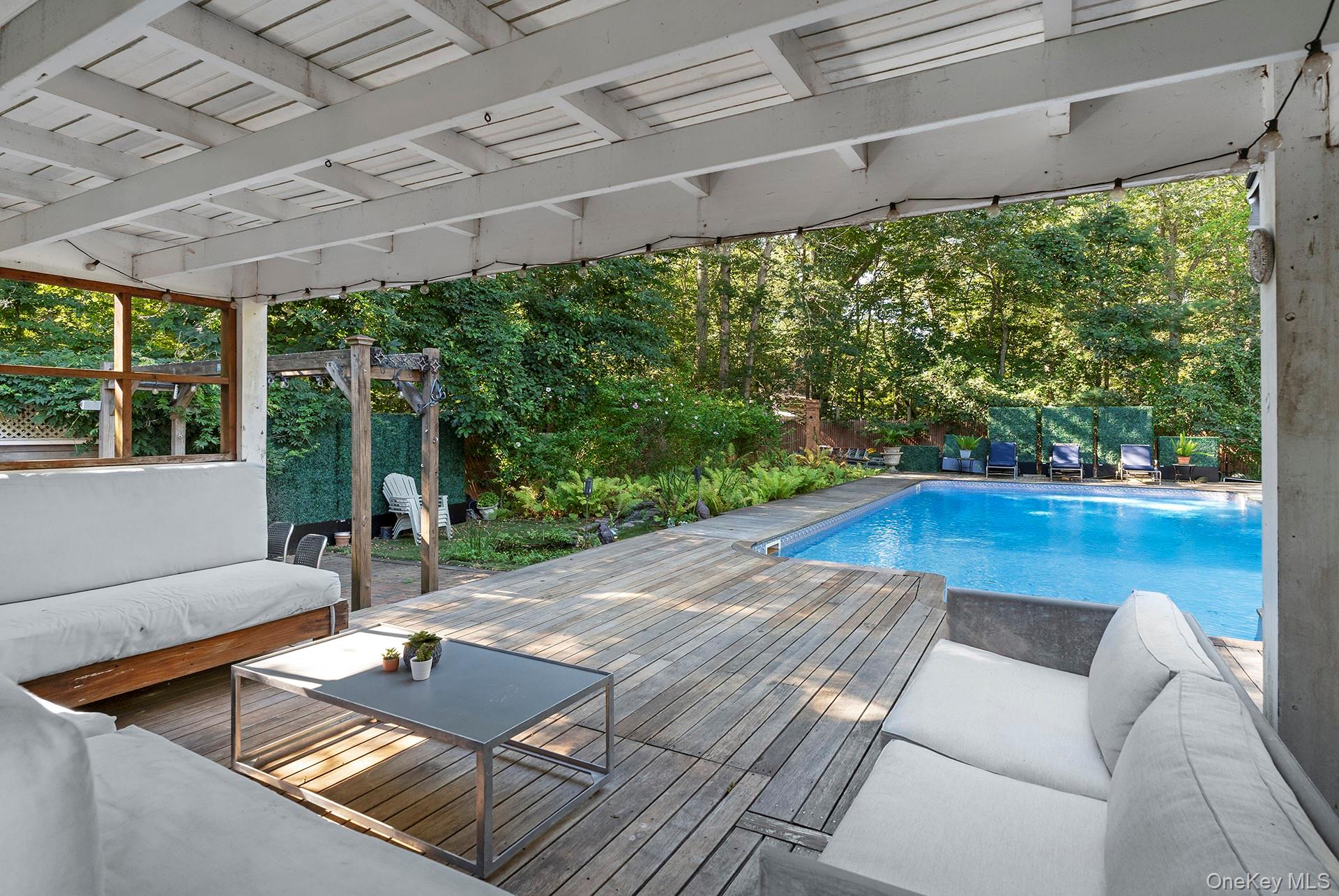 18 Glade Road, Springs, NY 11937