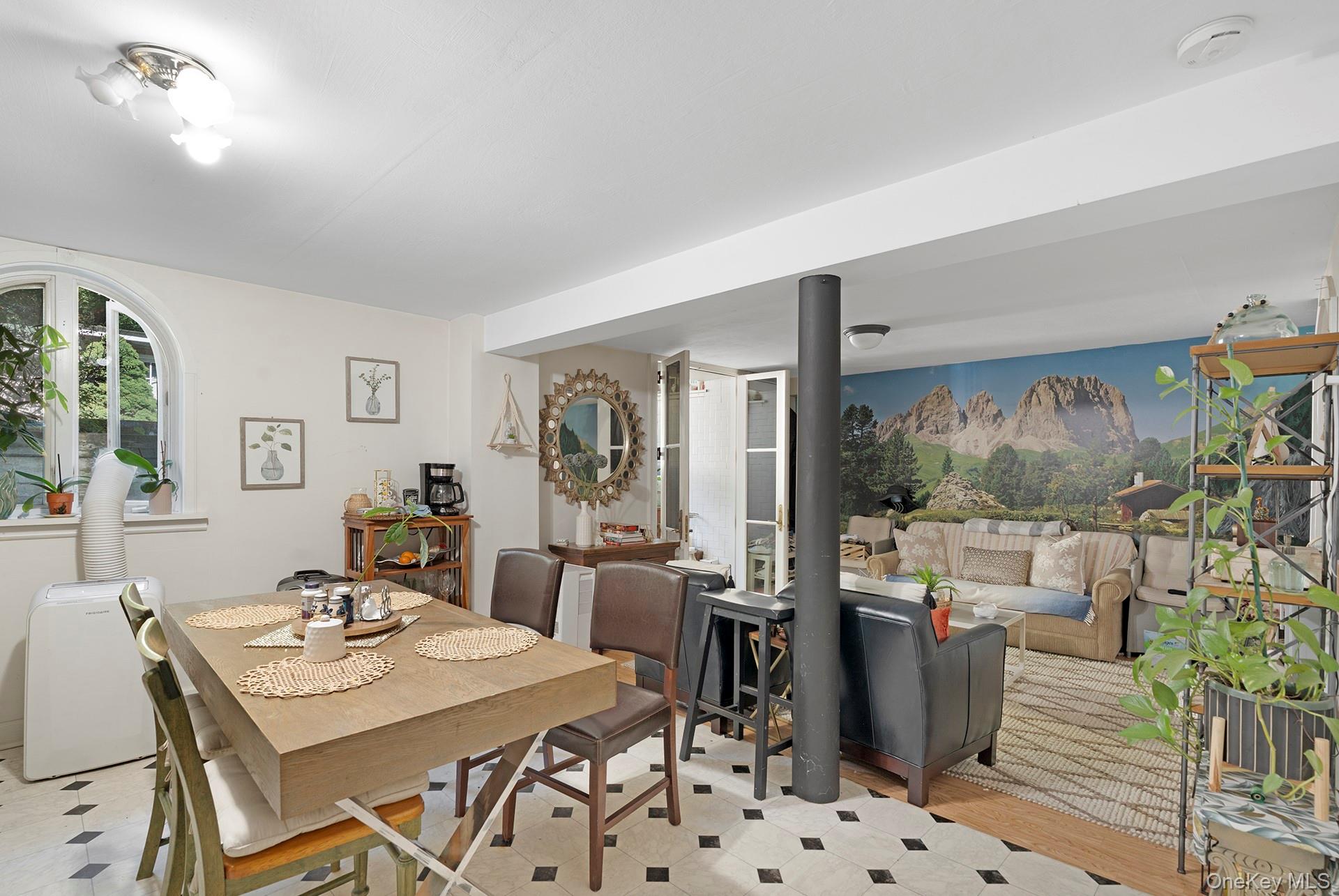 18 Glade Road, Springs, NY 11937