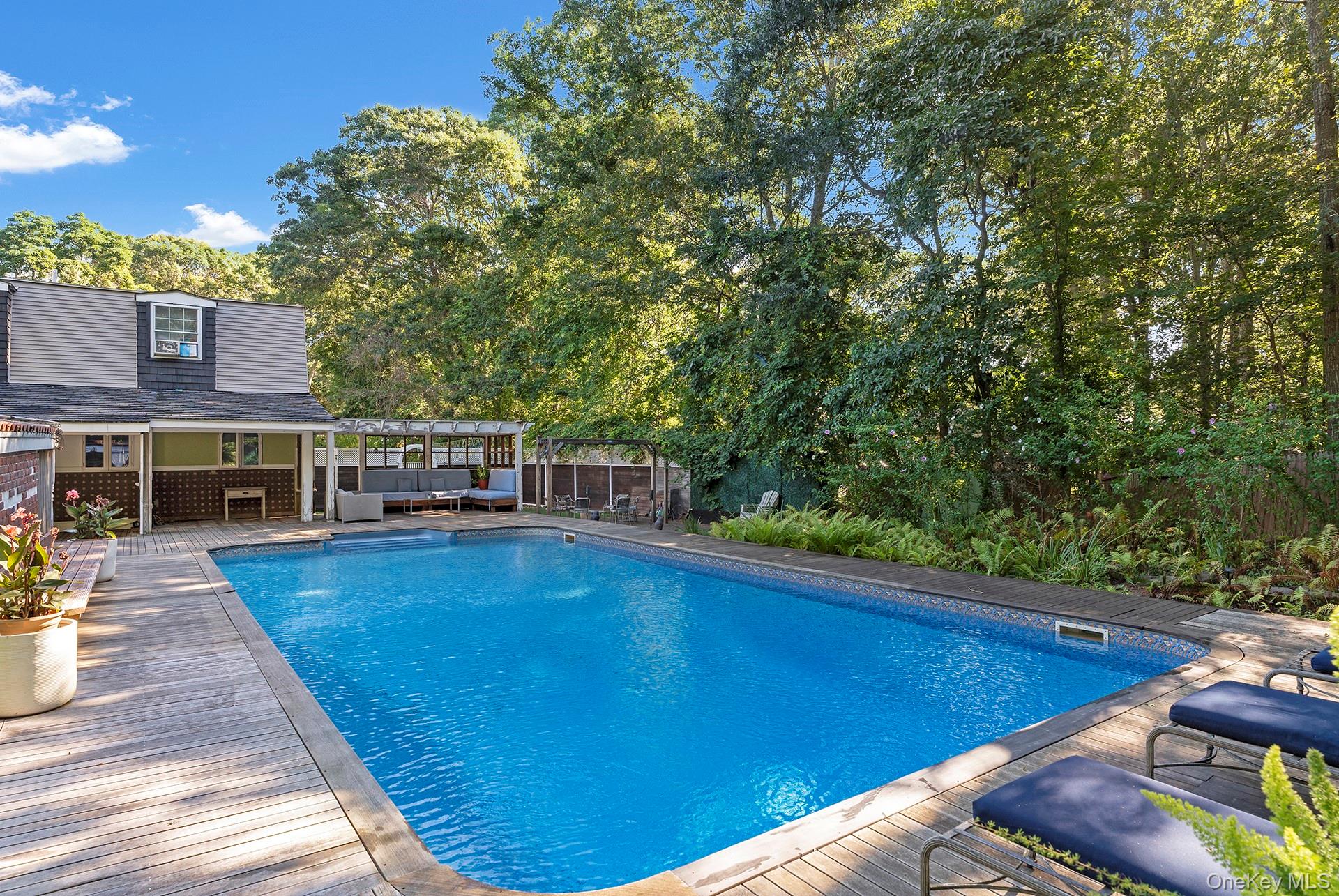 18 Glade Road, Springs, NY 11937