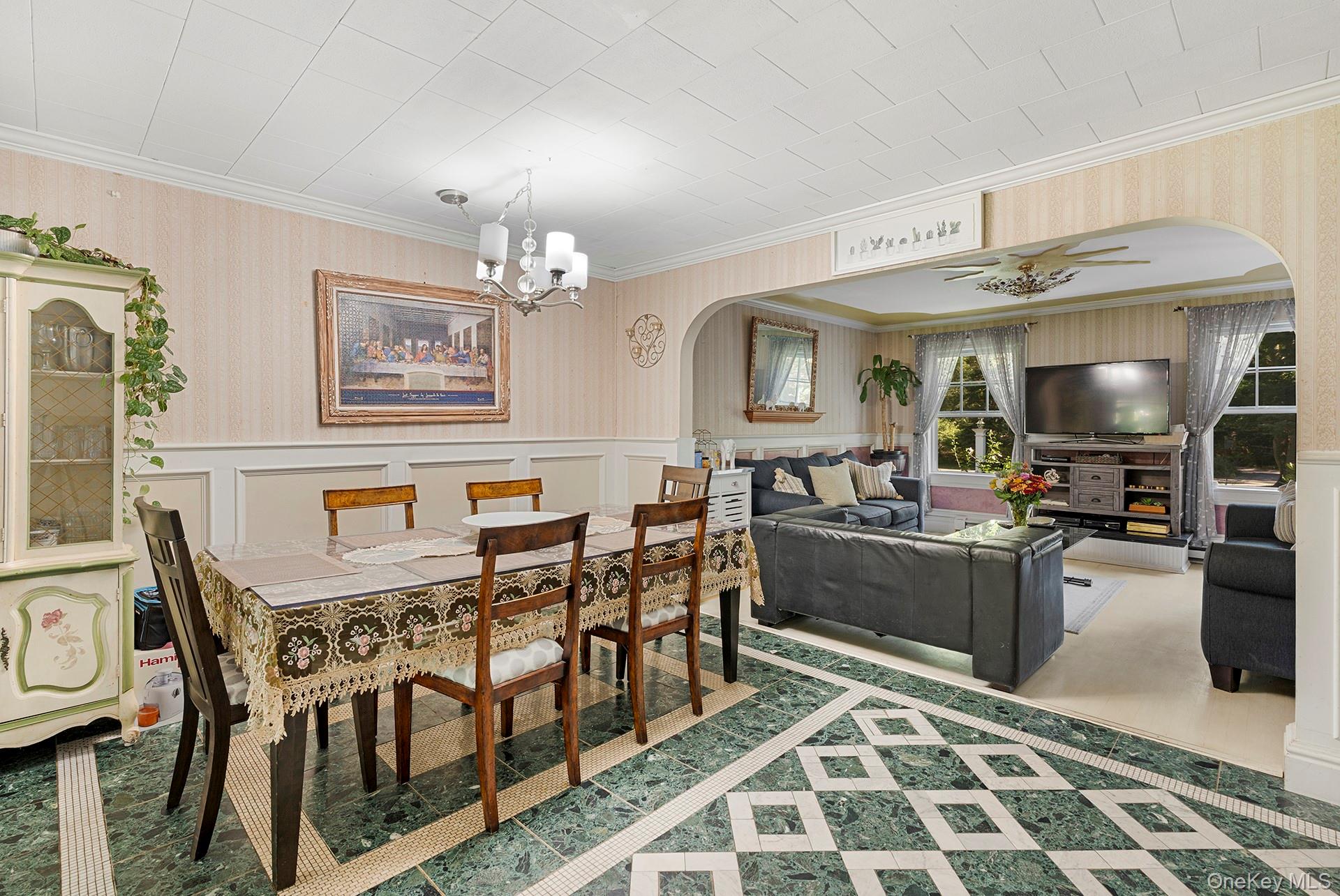 18 Glade Road, Springs, NY 11937