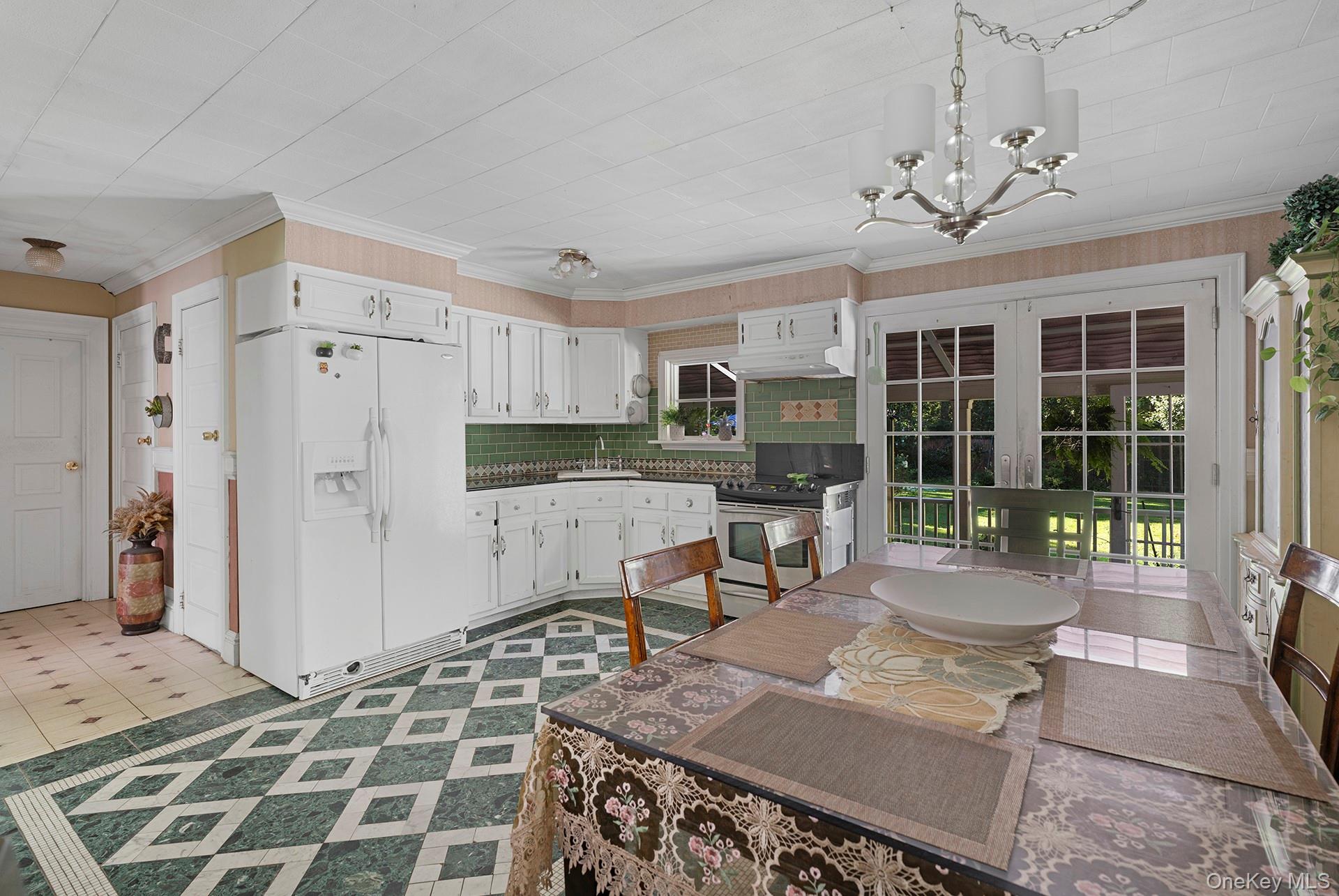 18 Glade Road, Springs, NY 11937