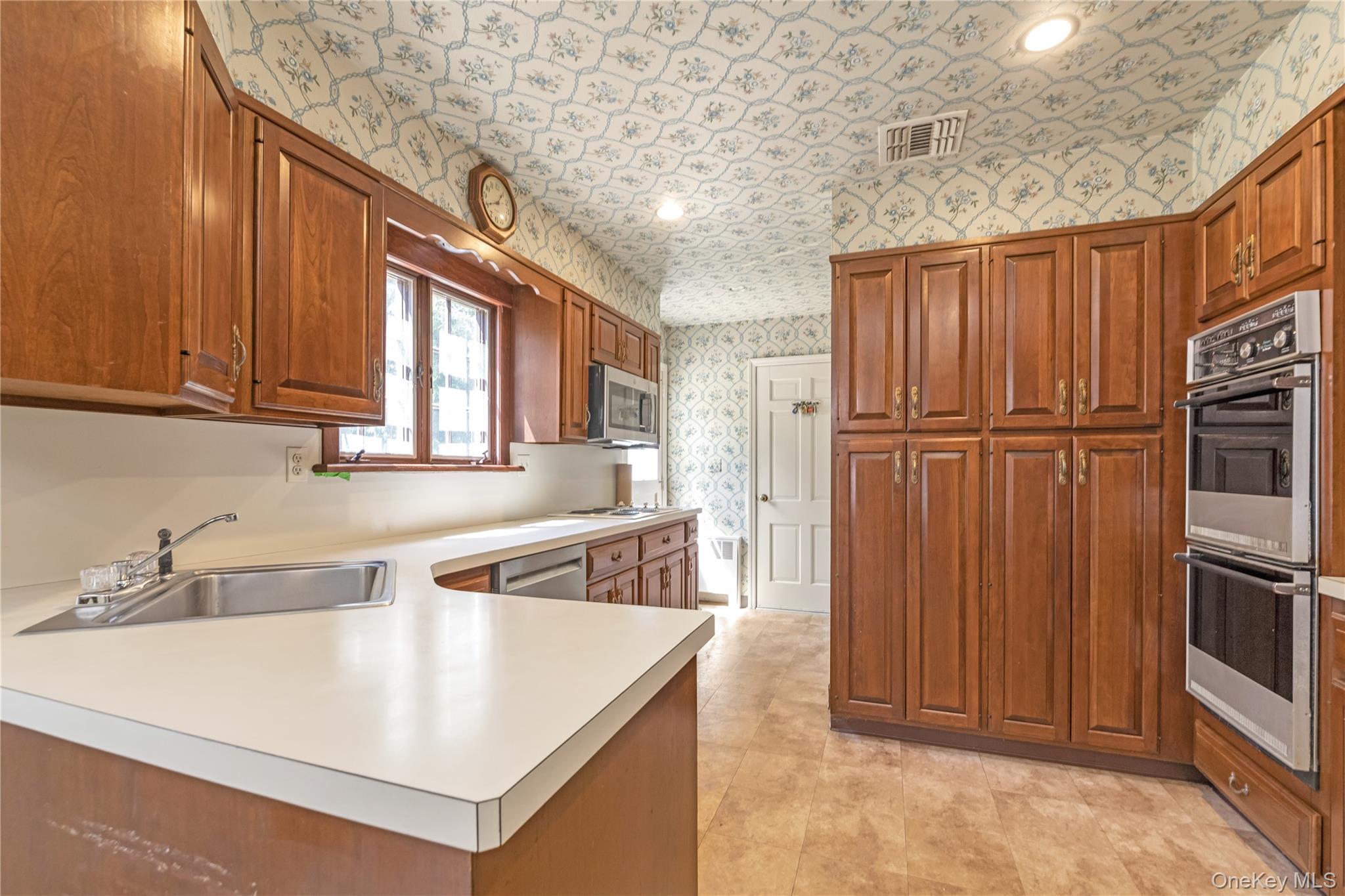 1233 The Knoll, Upper Brookville, NY 11771