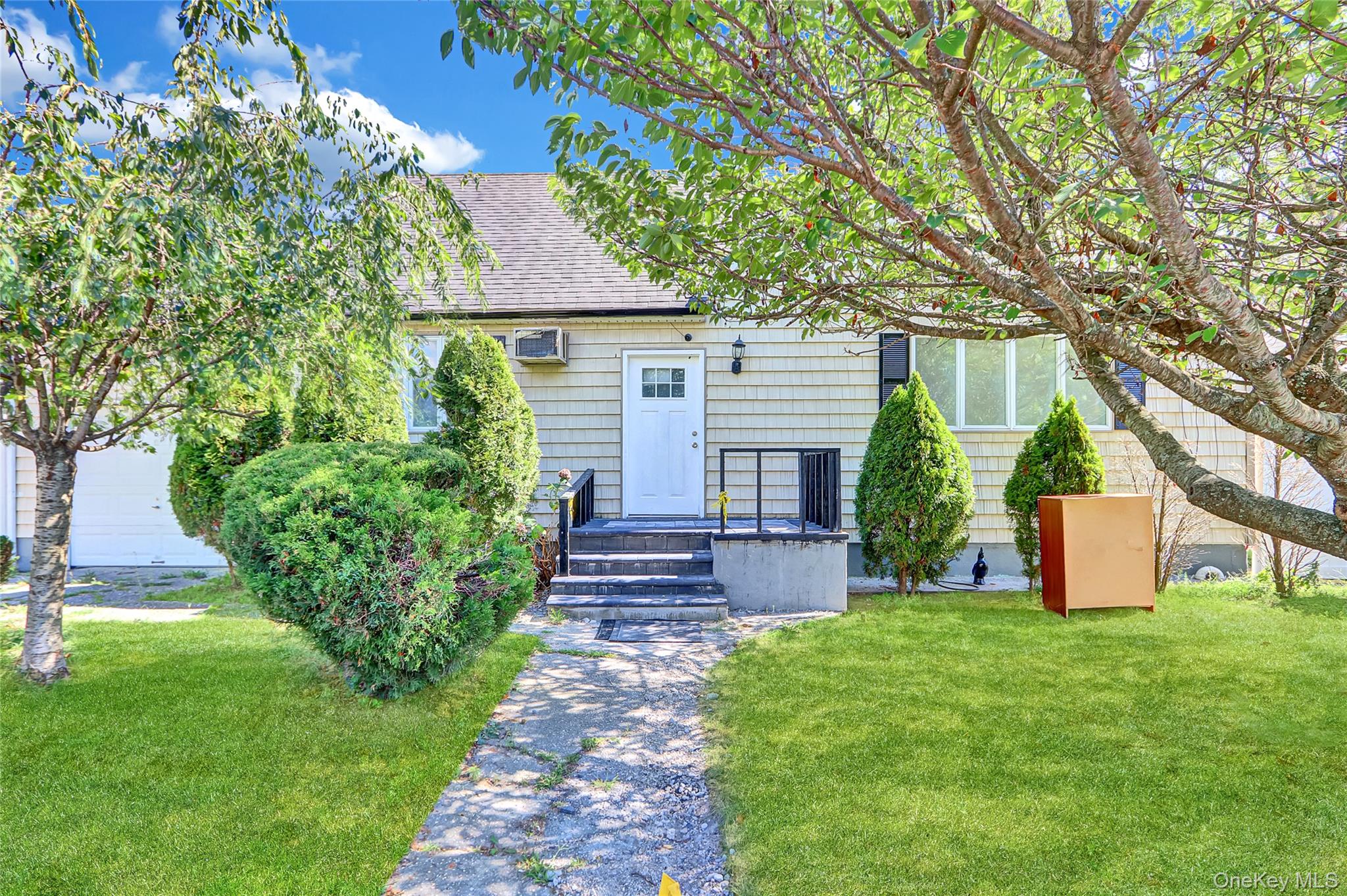 260 Cedar Court, Copiague, NY 11726