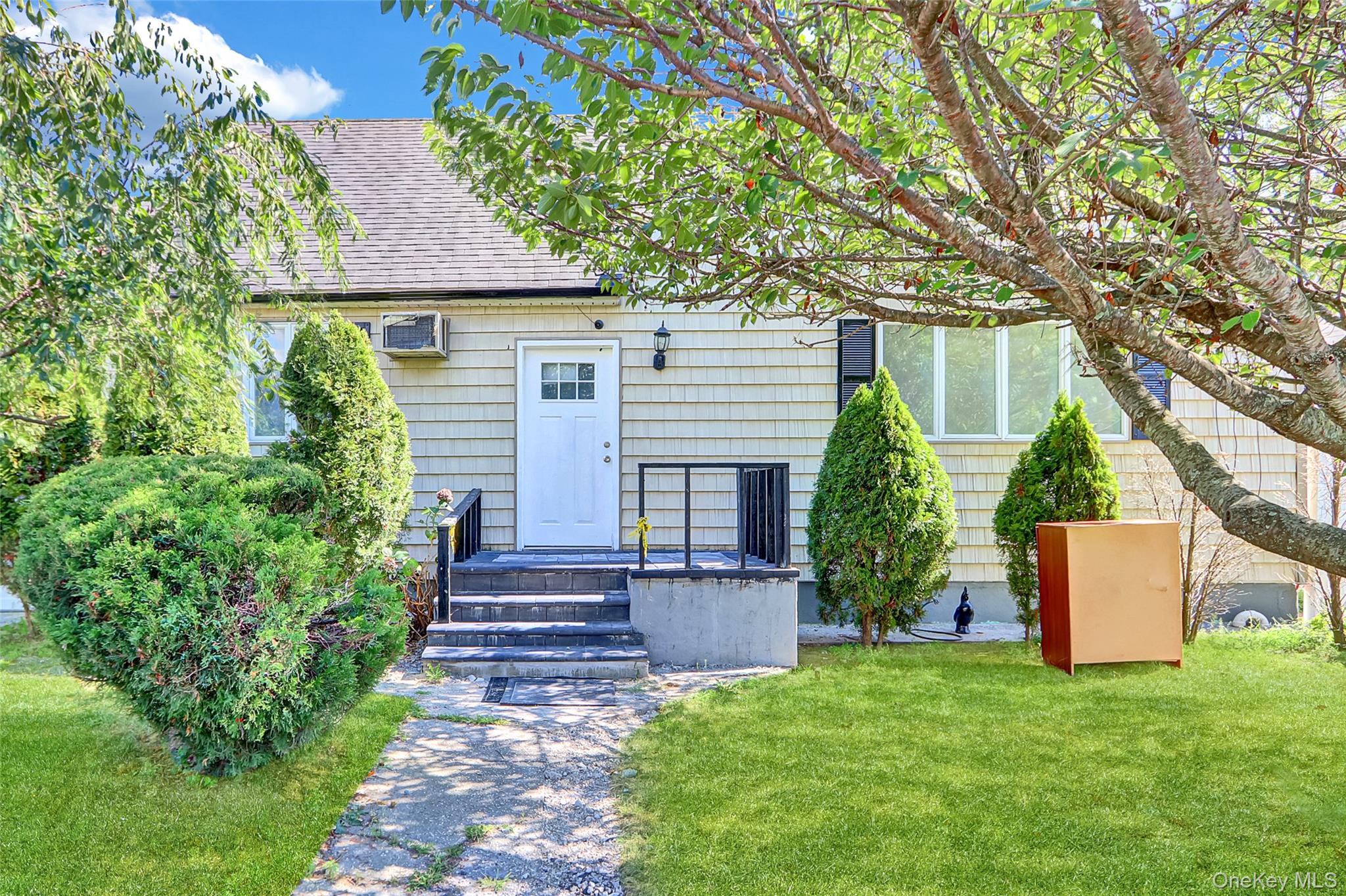 260 Cedar Court, Copiague, NY 11726