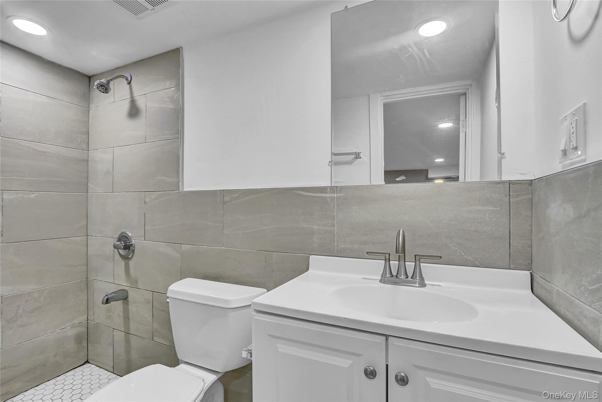 260 Cedar Court, Copiague, NY 11726