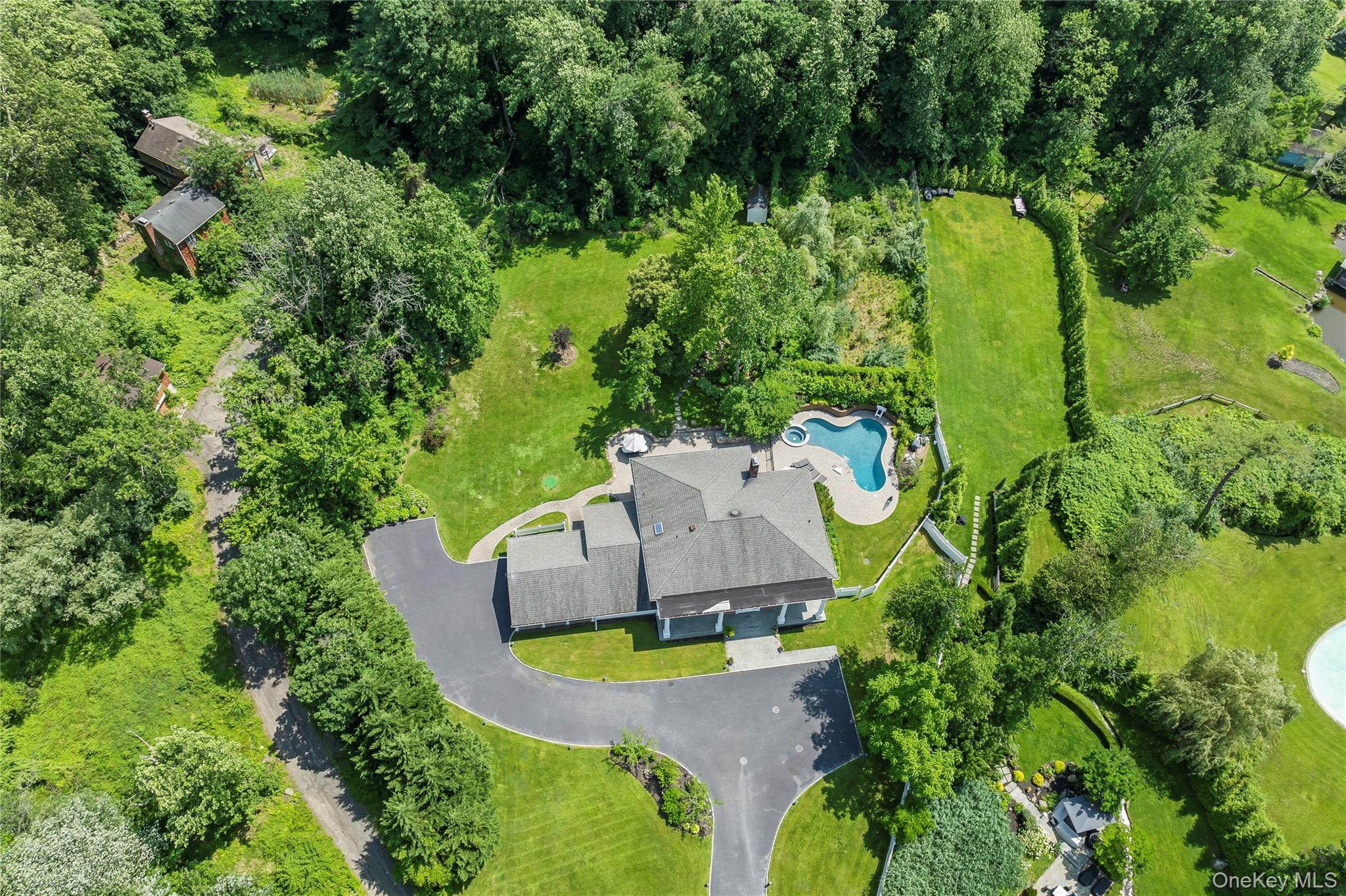 25 Montrose Court, Roslyn Harbor, NY 11576