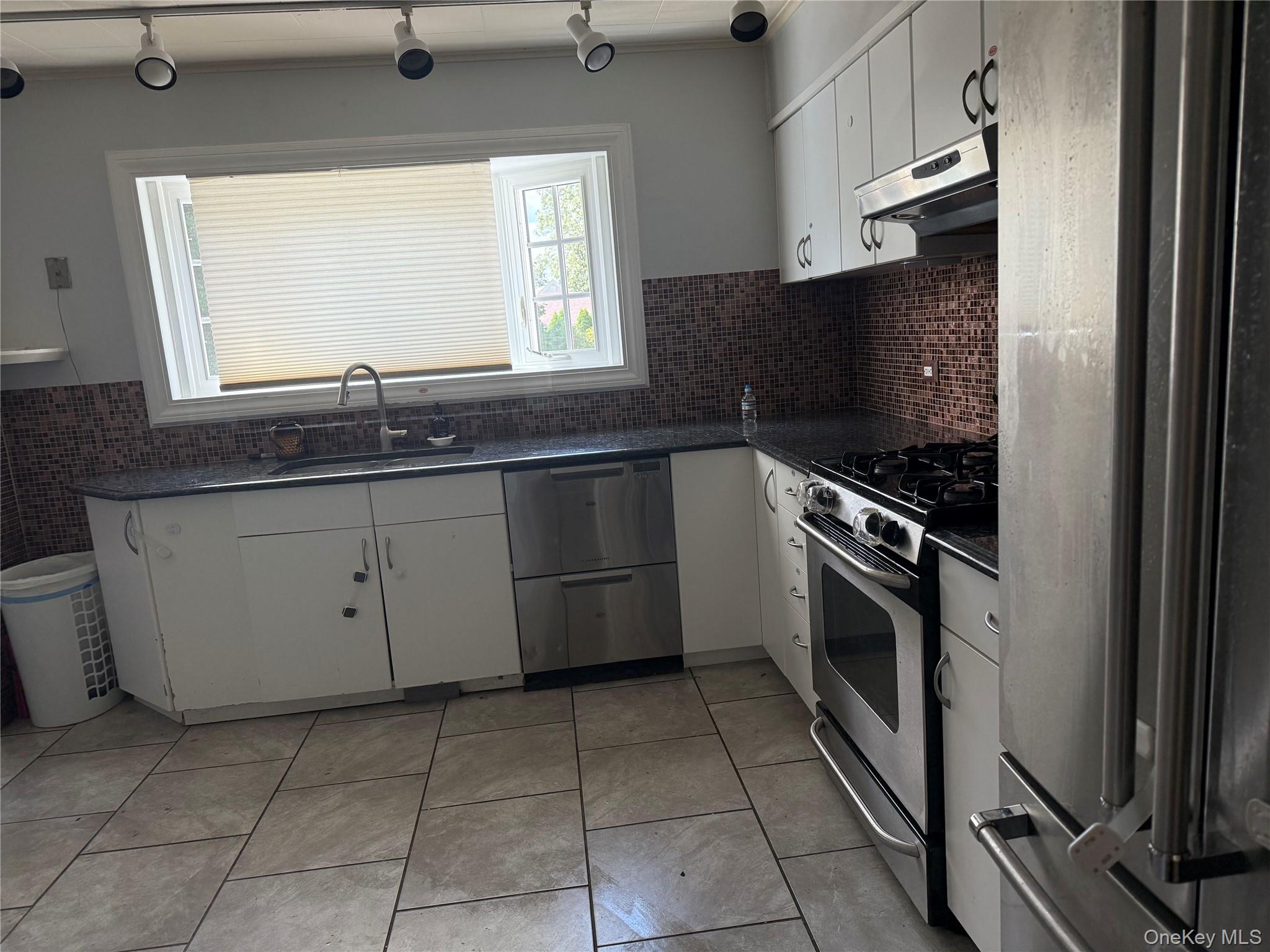 109 Cherry Drive W, Plainview, NY 11803