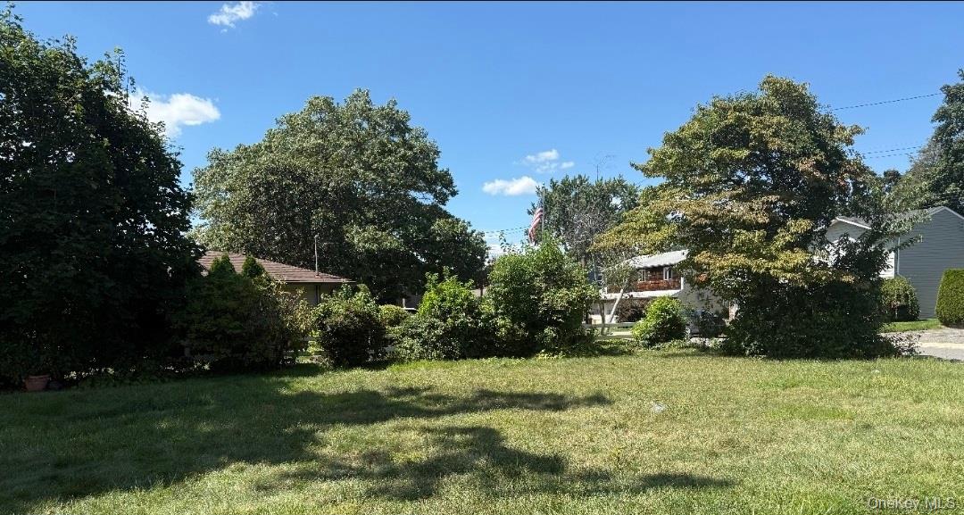 109 Cherry Drive W, Plainview, NY 11803