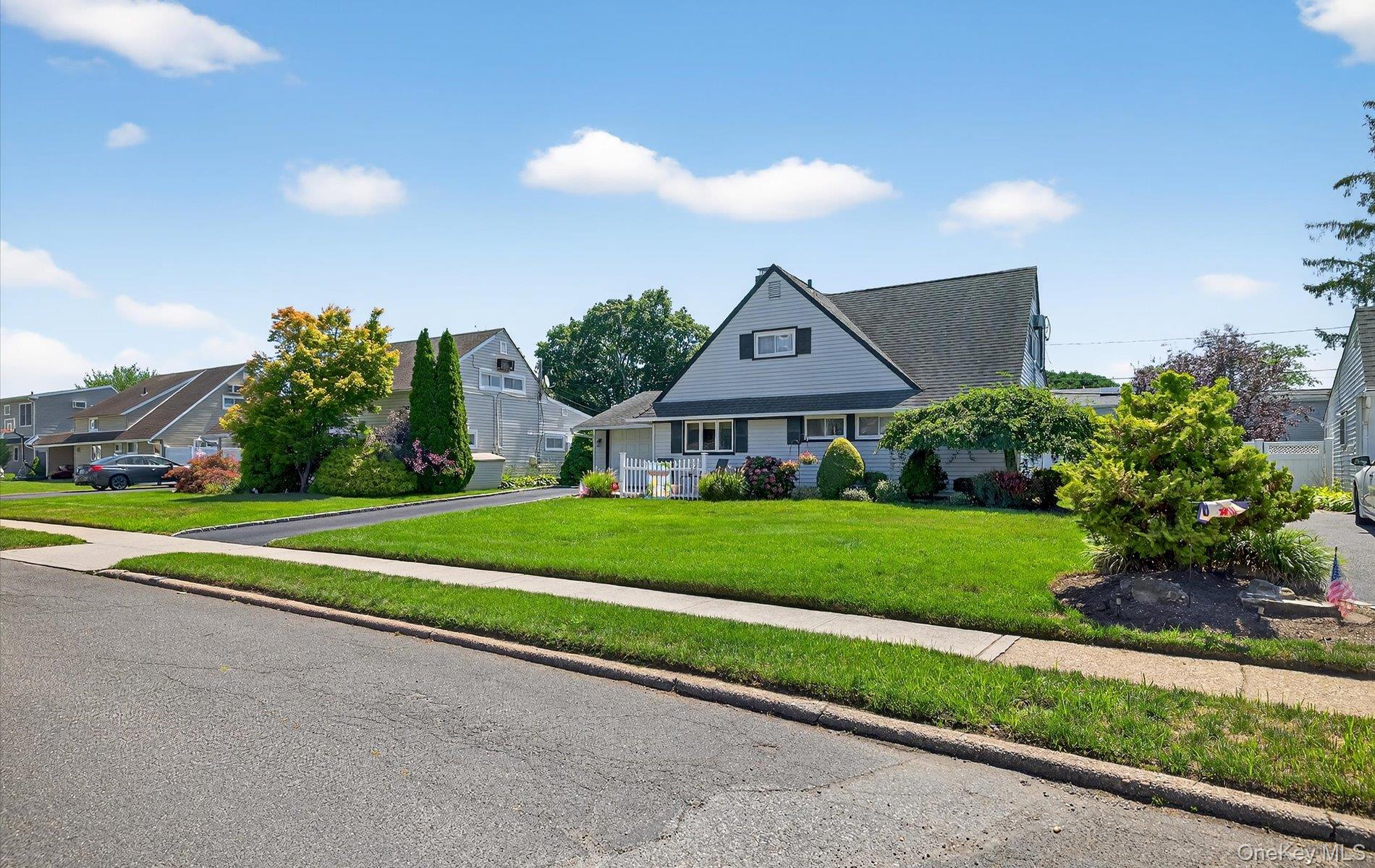 22 Twin Lane N, Wantagh, NY 11793