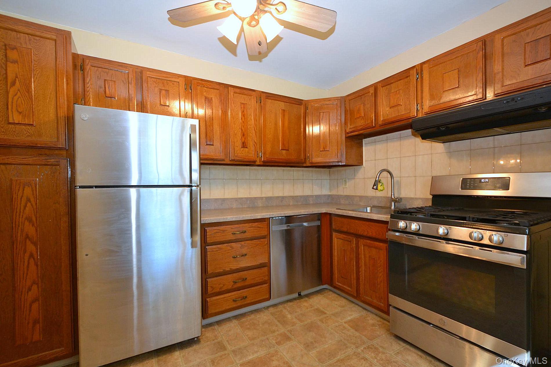 11 Glen Hollow Drive # D15, Holtsville, NY 11742