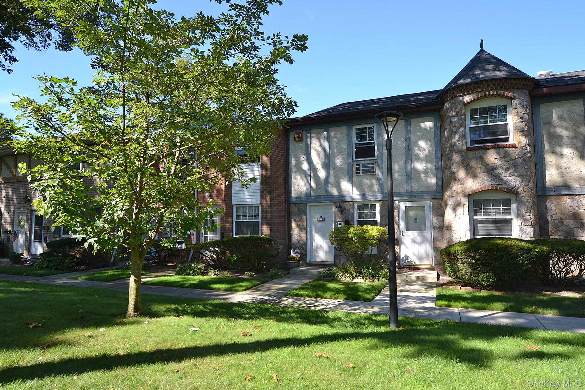 11 Glen Hollow Drive # D15, Holtsville, NY 11742