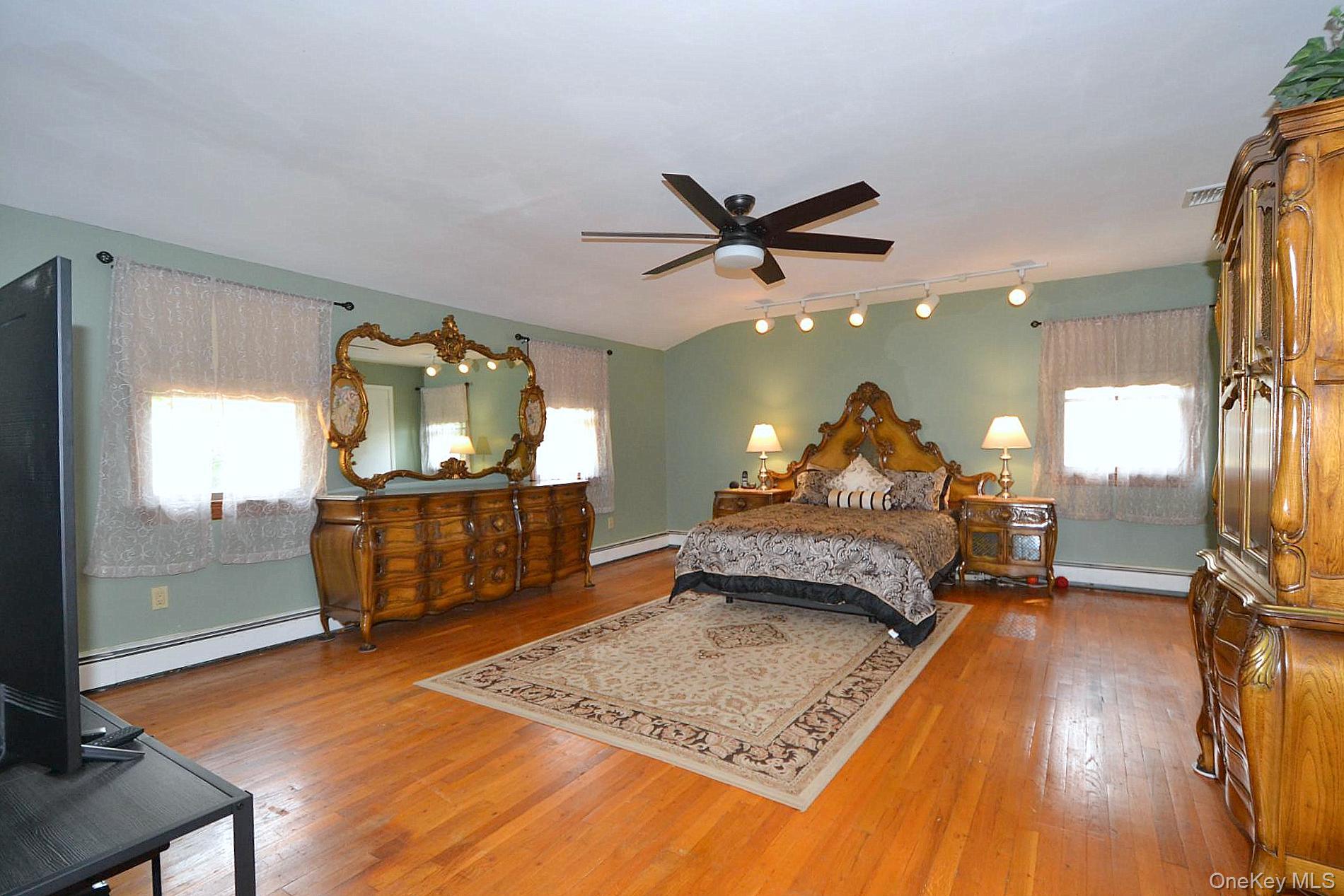 10 N Hoffman Lane, Hauppauge, NY 11788