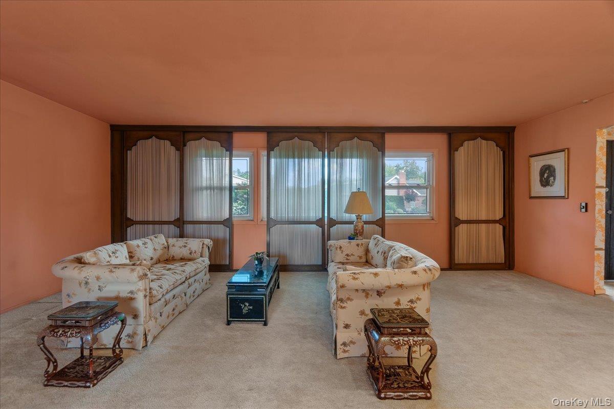 5 Woods Lane, Roslyn, NY 11576