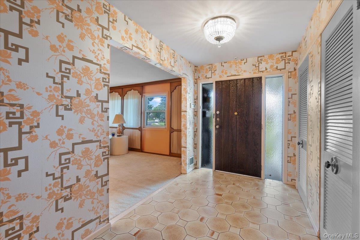 5 Woods Lane, Roslyn, NY 11576