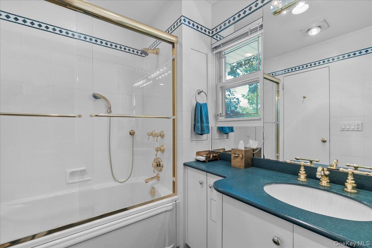 5 Woods Lane, Roslyn, NY 11576