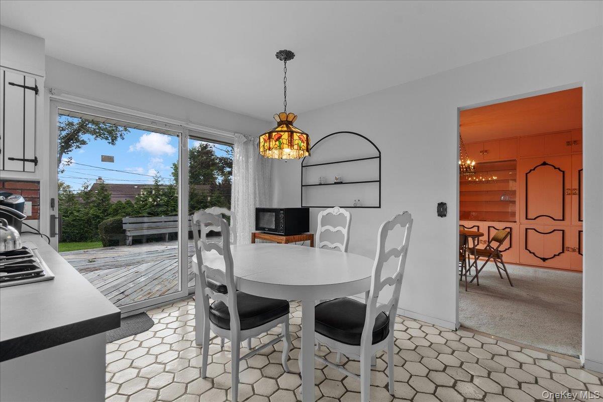 5 Woods Lane, Roslyn, NY 11576