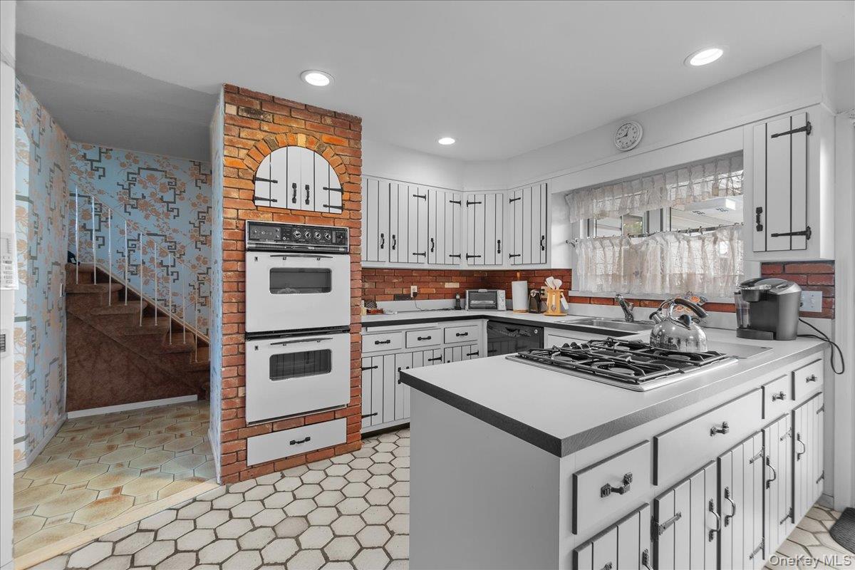 5 Woods Lane, Roslyn, NY 11576