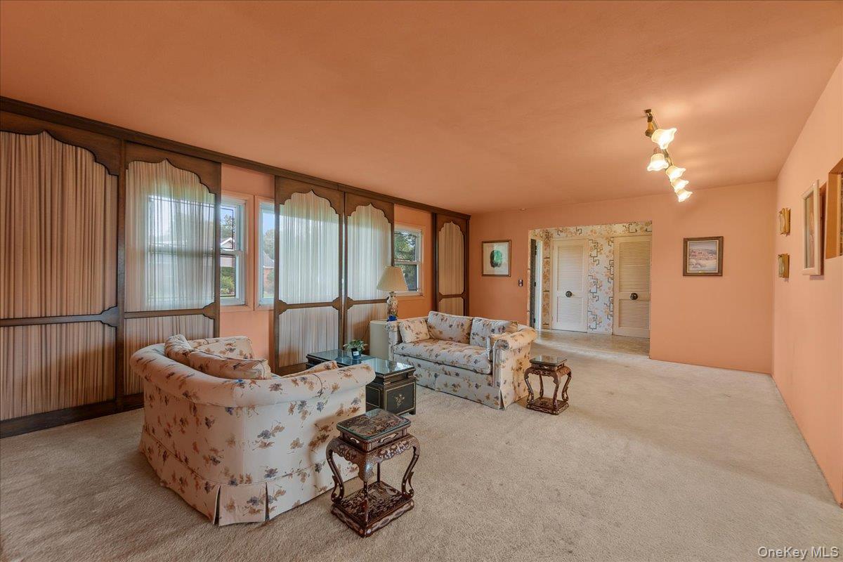 5 Woods Lane, Roslyn, NY 11576