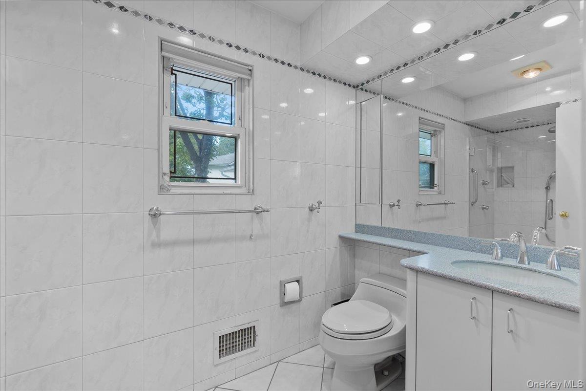 5 Woods Lane, Roslyn, NY 11576