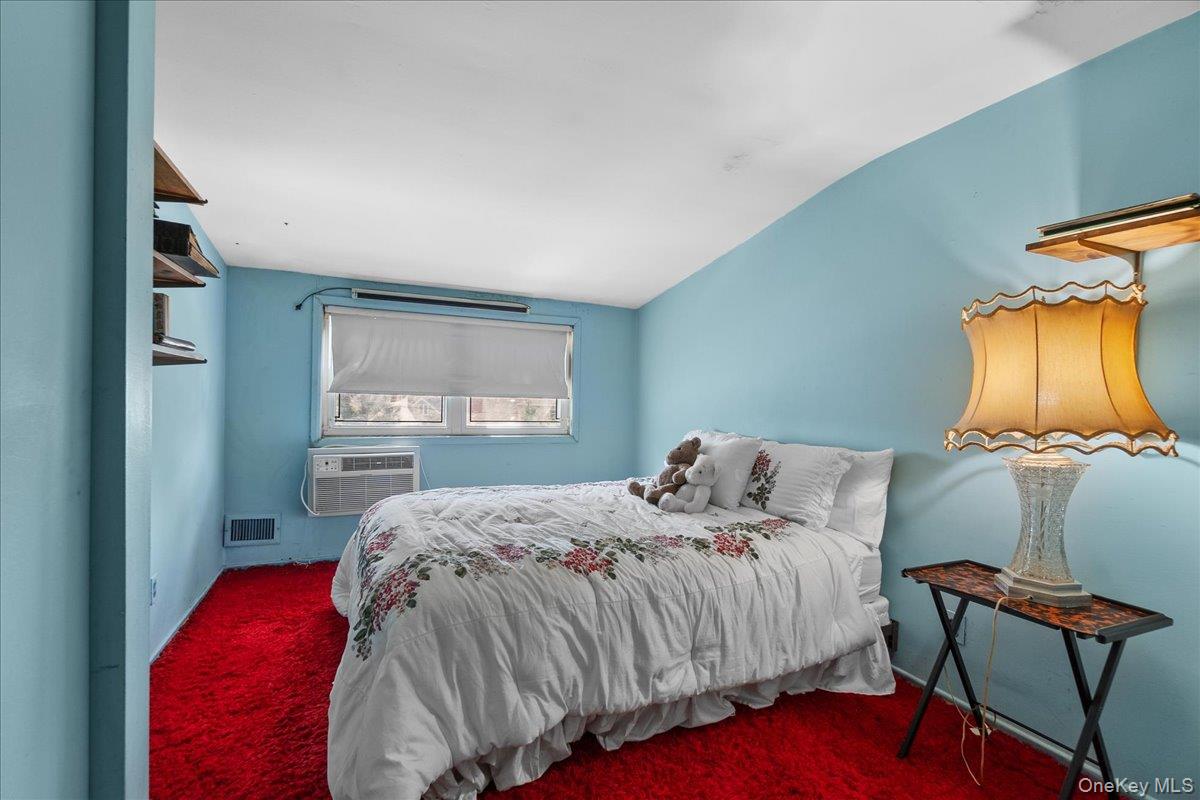 5 Woods Lane, Roslyn, NY 11576