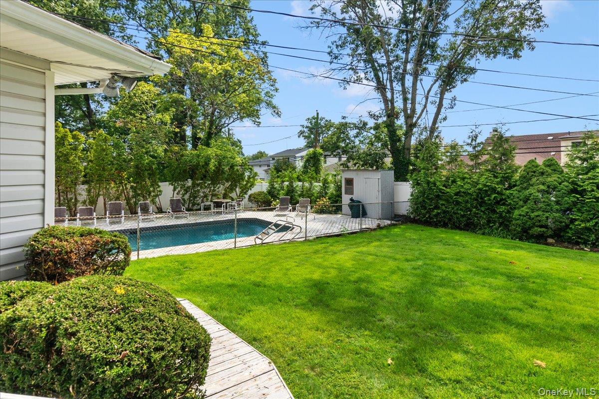 5 Woods Lane, Roslyn, NY 11576