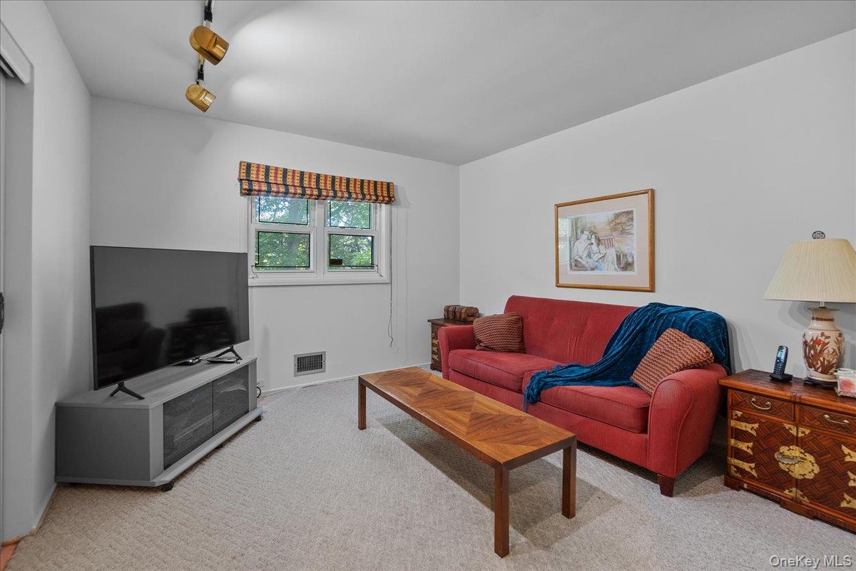 5 Woods Lane, Roslyn, NY 11576