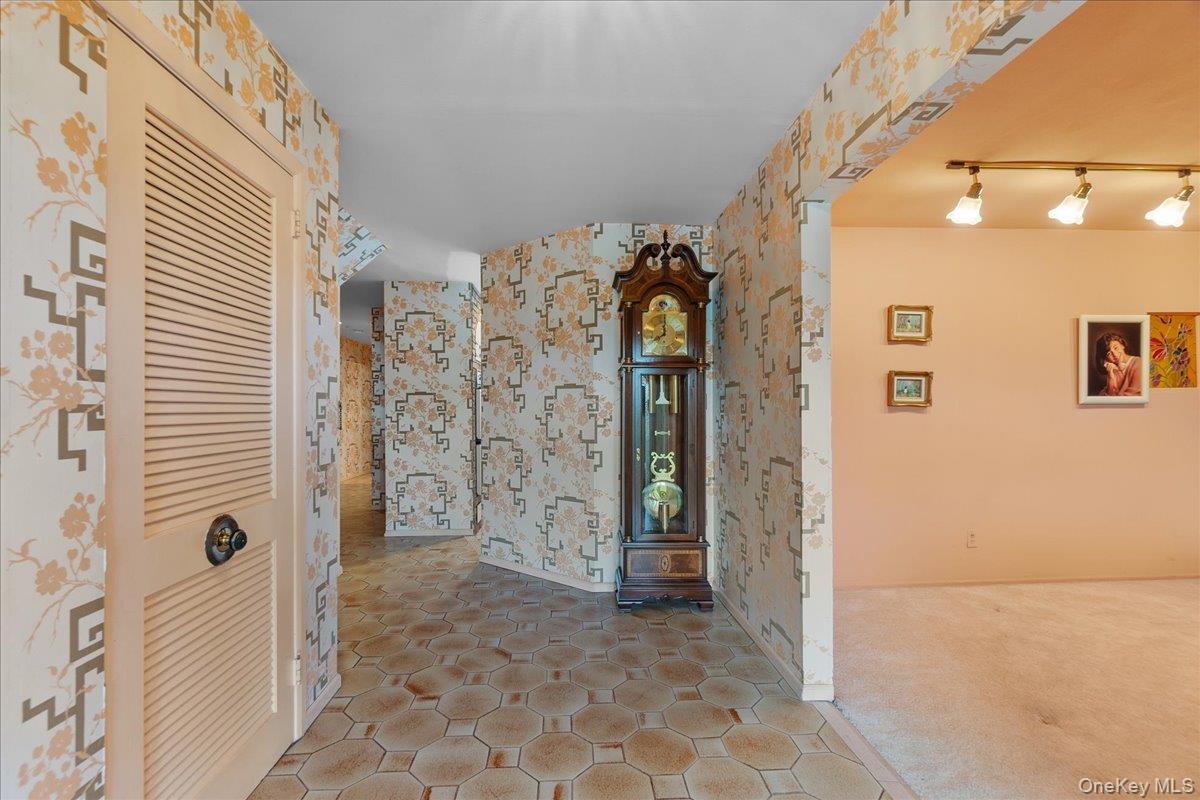 5 Woods Lane, Roslyn, NY 11576