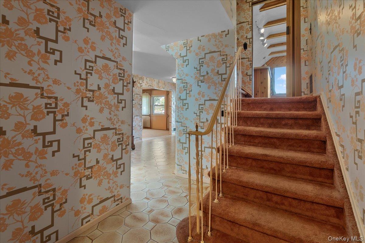 5 Woods Lane, Roslyn, NY 11576