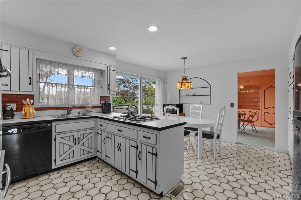 5 Woods Lane, Roslyn, NY 11576