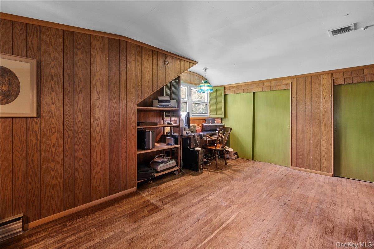 5 Woods Lane, Roslyn, NY 11576