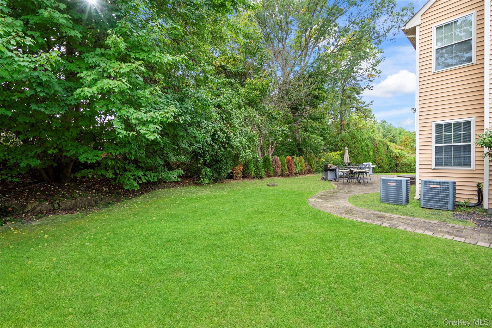 22 Southview Circle, Lake Grove, NY 11755