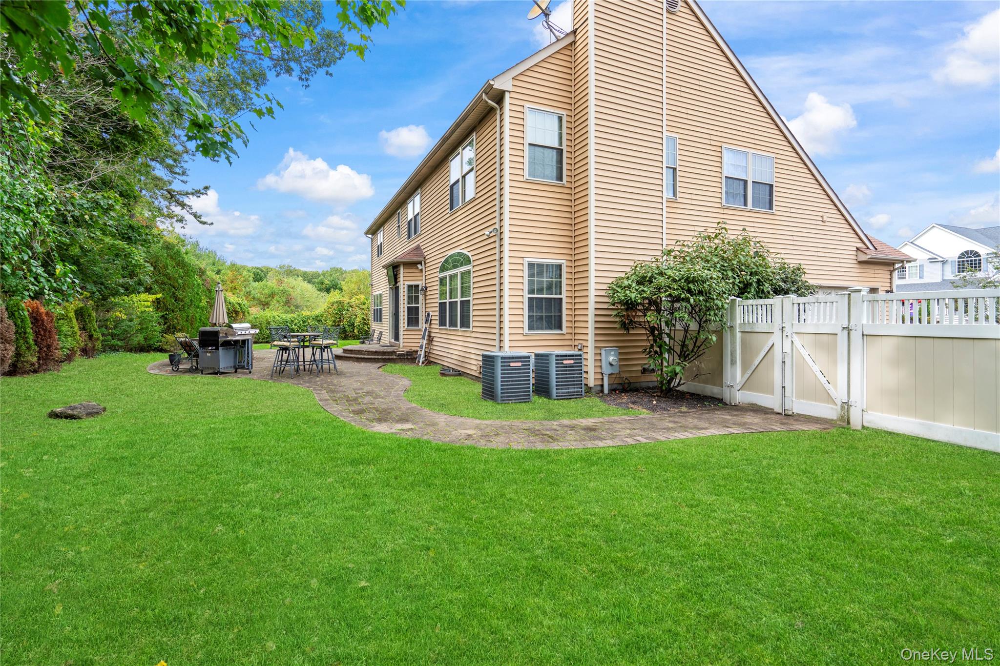 22 Southview Circle, Lake Grove, NY 11755