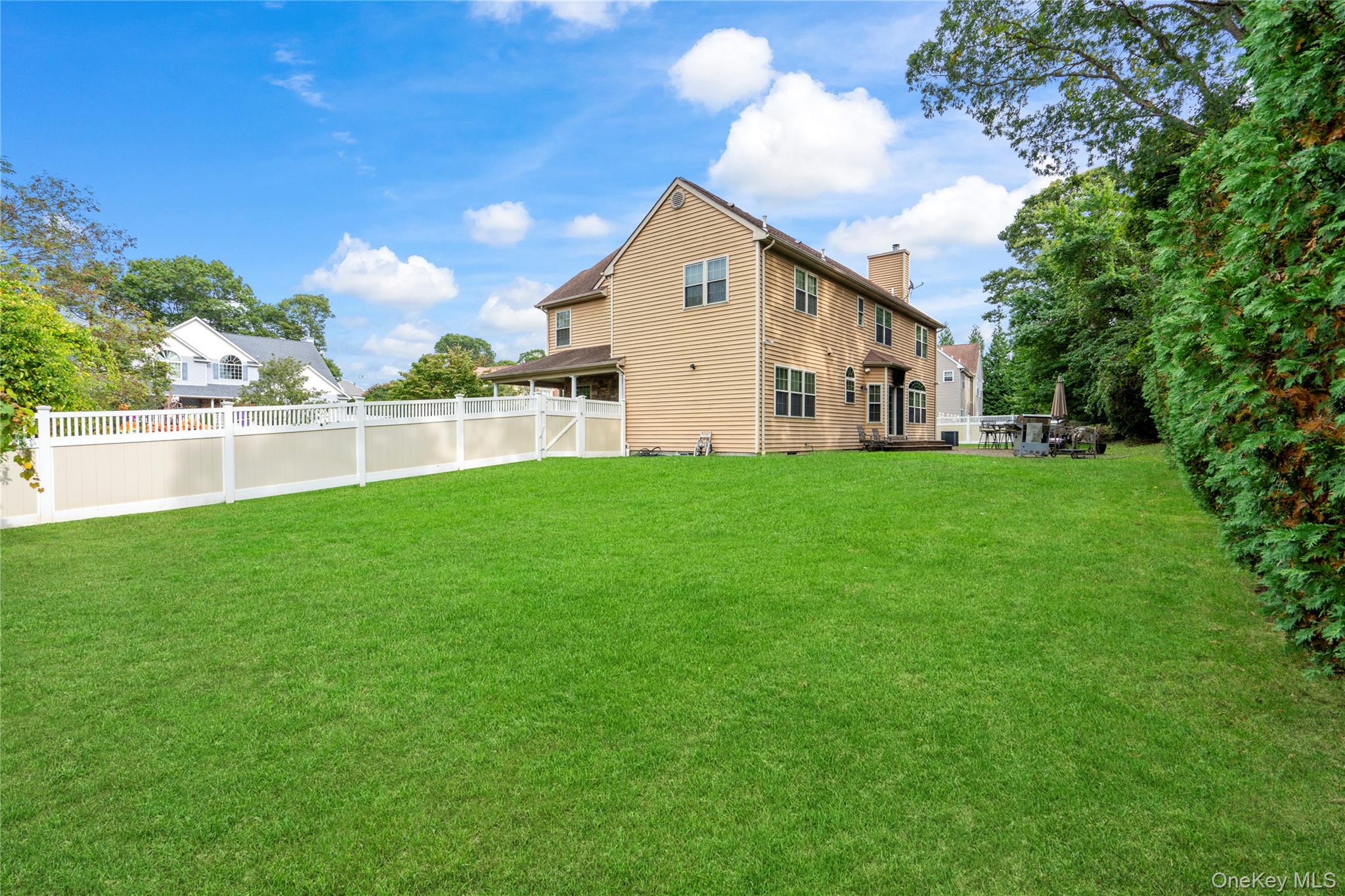 22 Southview Circle, Lake Grove, NY 11755