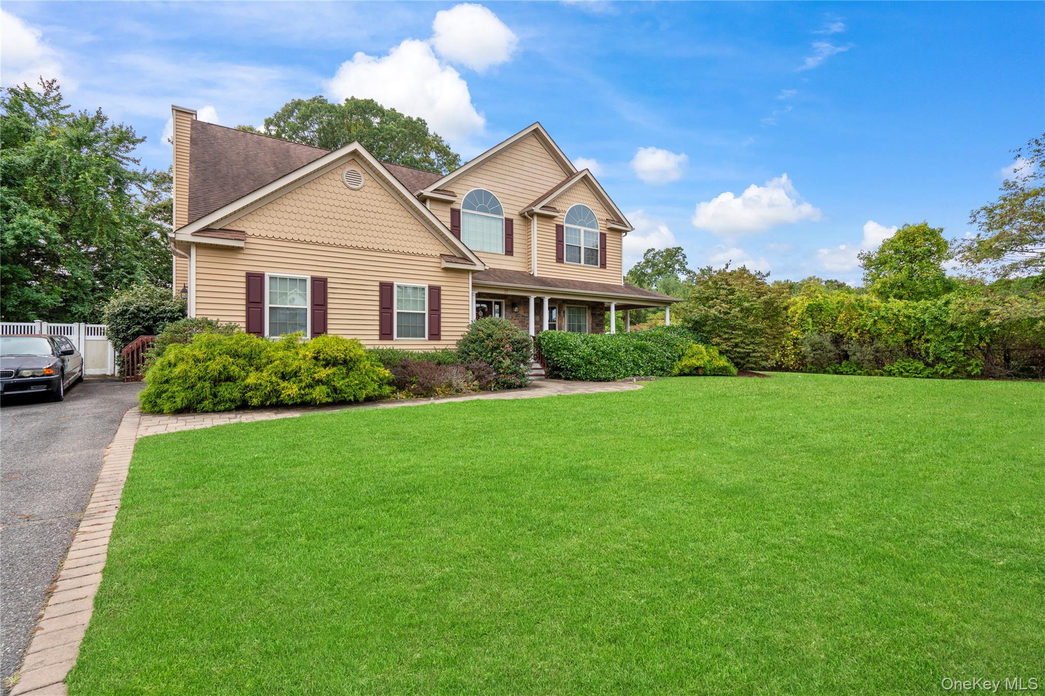 22 Southview Circle, Lake Grove, NY 11755