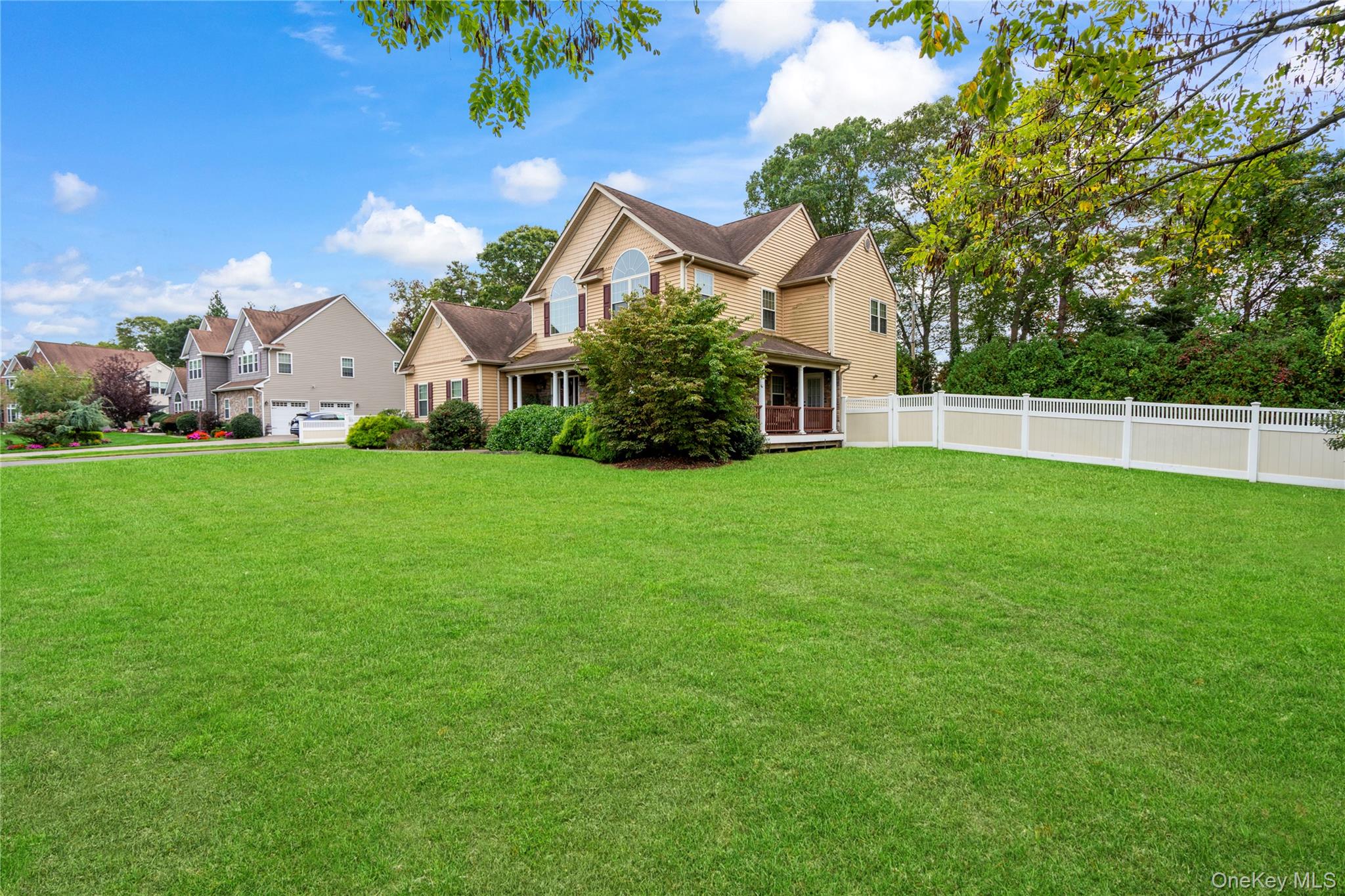 22 Southview Circle, Lake Grove, NY 11755