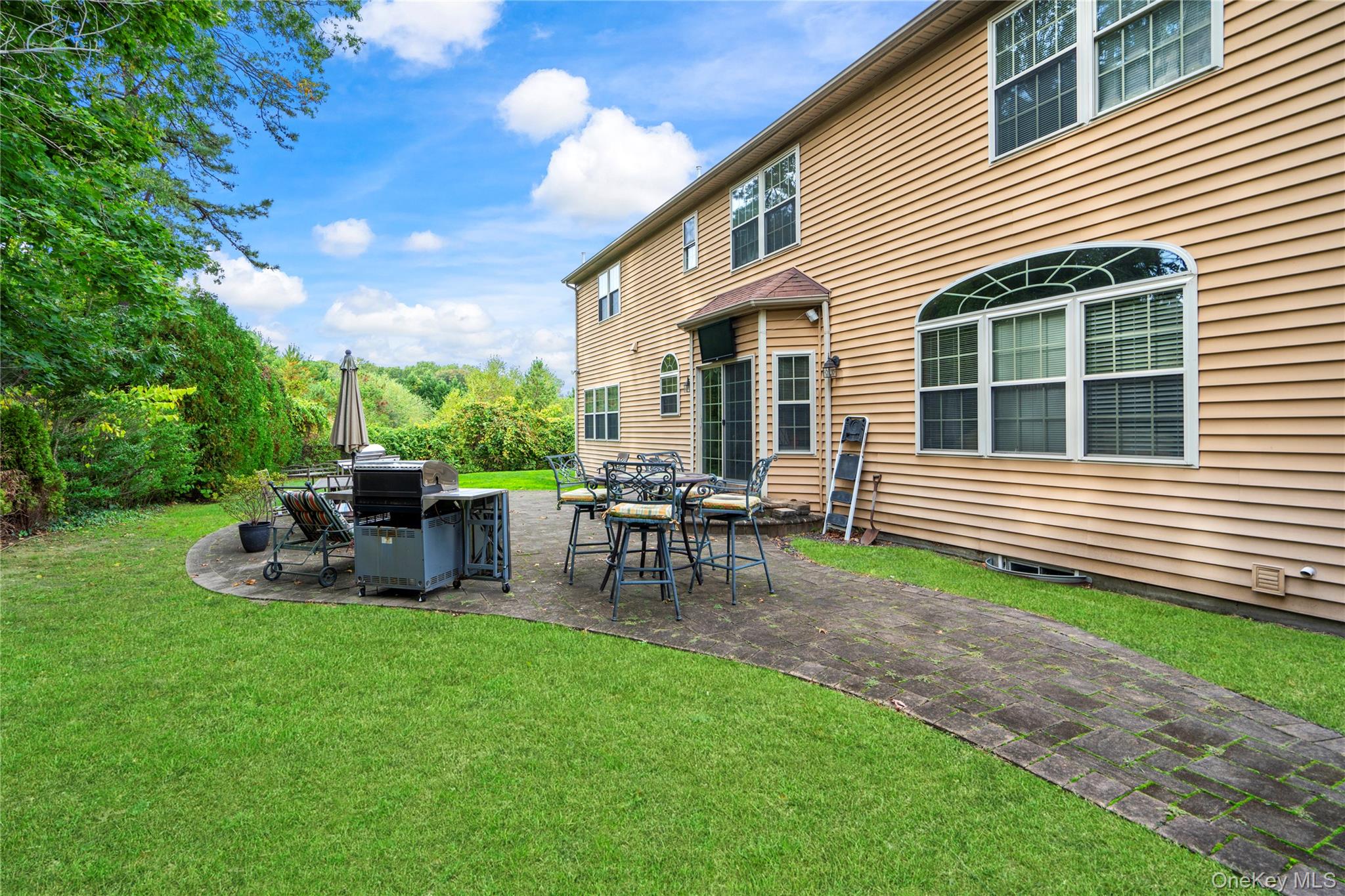 22 Southview Circle, Lake Grove, NY 11755