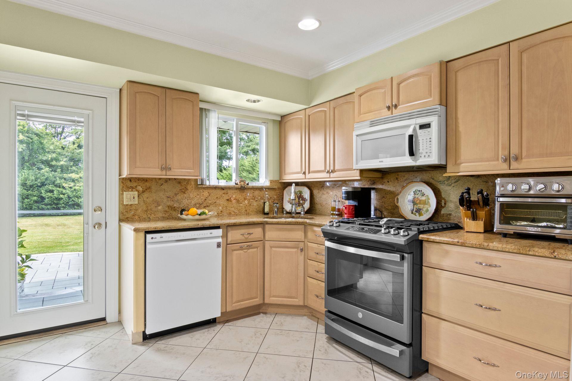 137 Burr Rd, East Northport, NY 11731