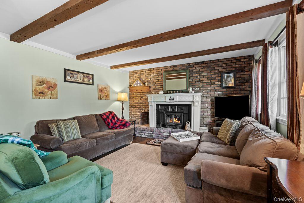 37 Newark Street, Lindenhurst, NY 11757