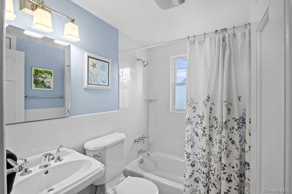 37 Newark Street, Lindenhurst, NY 11757