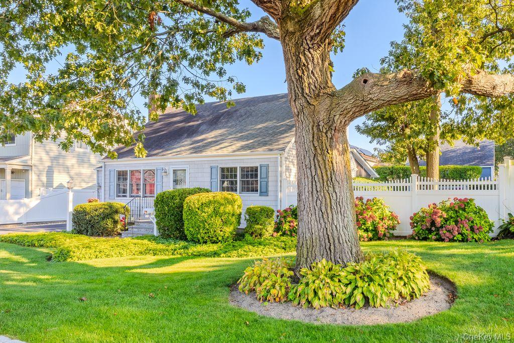 37 Newark Street, Lindenhurst, NY 11757